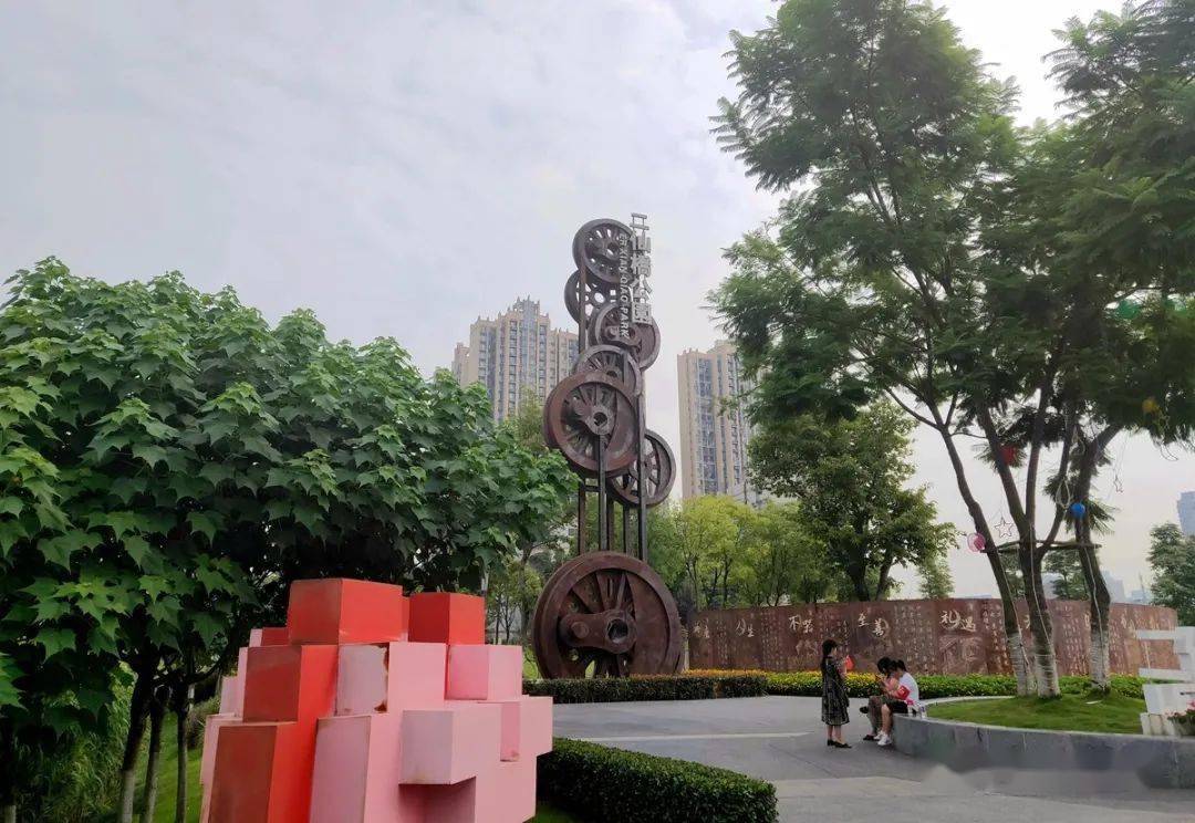 在二仙桥公园婚姻登记处,"停靠"一列名为"幸福号"的火车,新颖的列车设