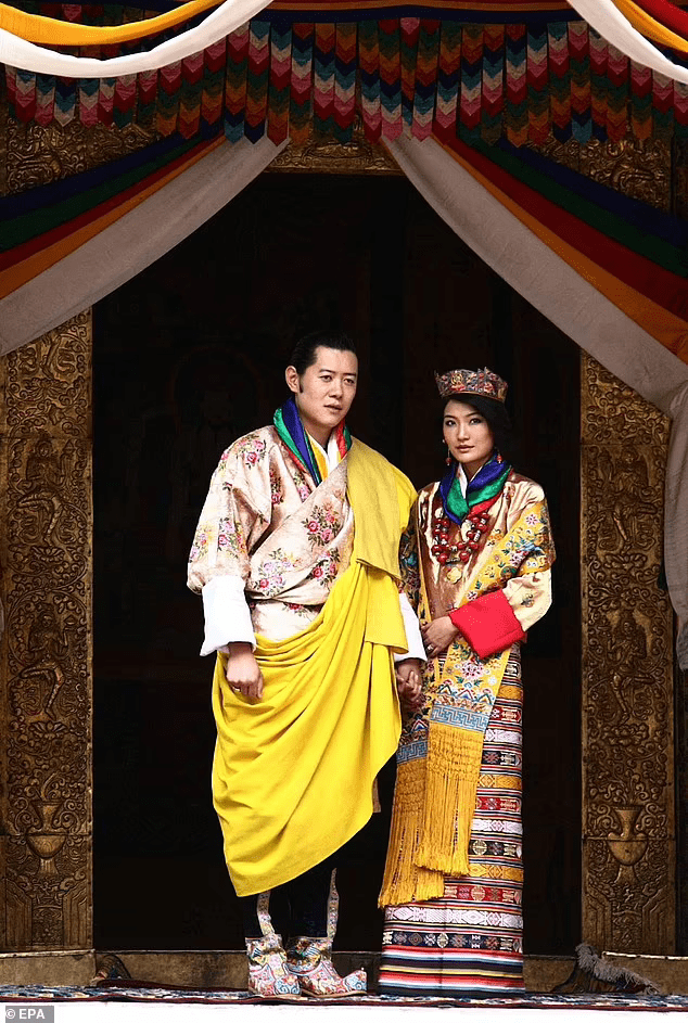 不丹国王和王后发布全家福合照秀恩爱纪念结婚10周年