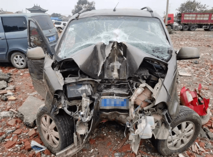 "五菱"司机疲劳驾驶,撞到公路水泥隔离墩上!致4死2伤!