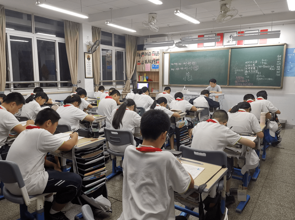 张洲浩是四季青中学804班班主任,入职时间5年.