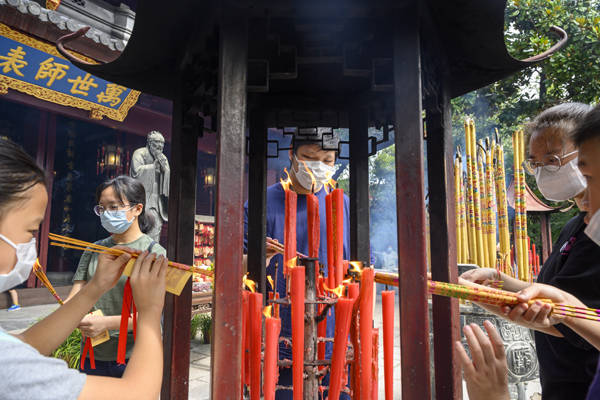 2021年10月7日,上海文庙,前来祈福的市民.澎湃新闻 孙湛