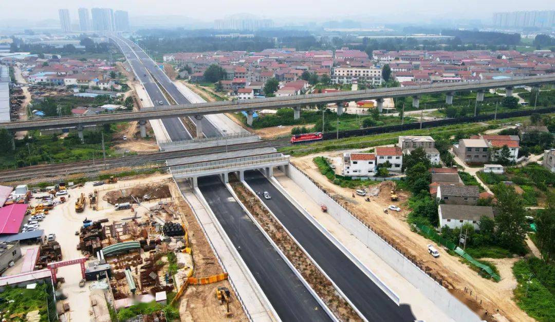 8月17日,徐沛快速通道市区段主线路面摊铺已经完成,并已开始进行道路