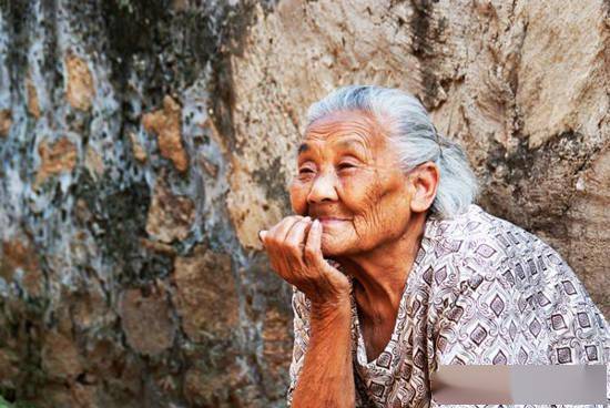 静默的凝视，梦中与已故奶奶的无声对话