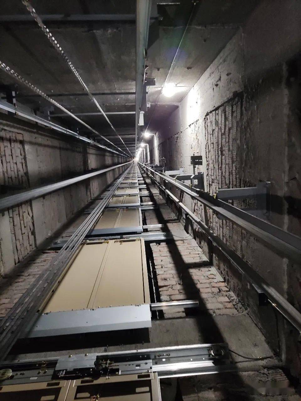 这电梯机房门,牛!