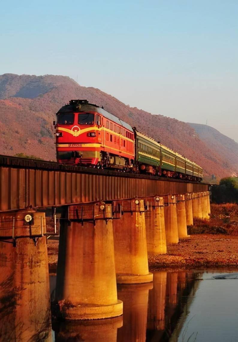 在秋天,坐上一趟开往长白山的绿皮火车,是不是连梦都会染成金色