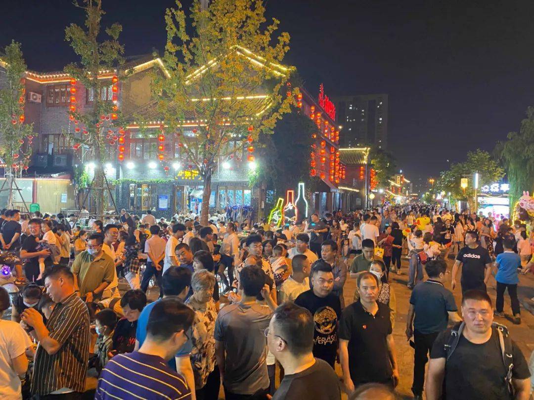 提到海州商业街,陇海步行街的美食广场,美食港湾,盐河巷的海鲜排档