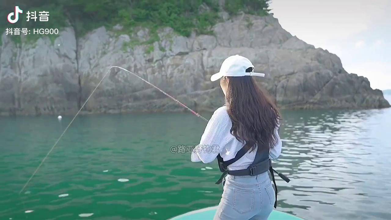 韩国路亚女钓手安贞恩早钓章鱼,只钓到一条小章鱼宝宝放生了韩国路亚