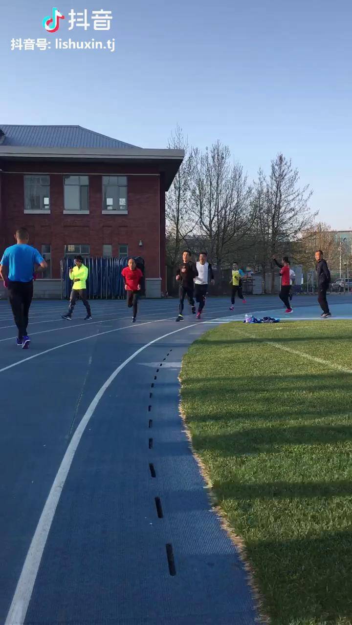 奥体中心国际标准的蓝色塑胶跑道这是跑步最好的季节马拉松训练