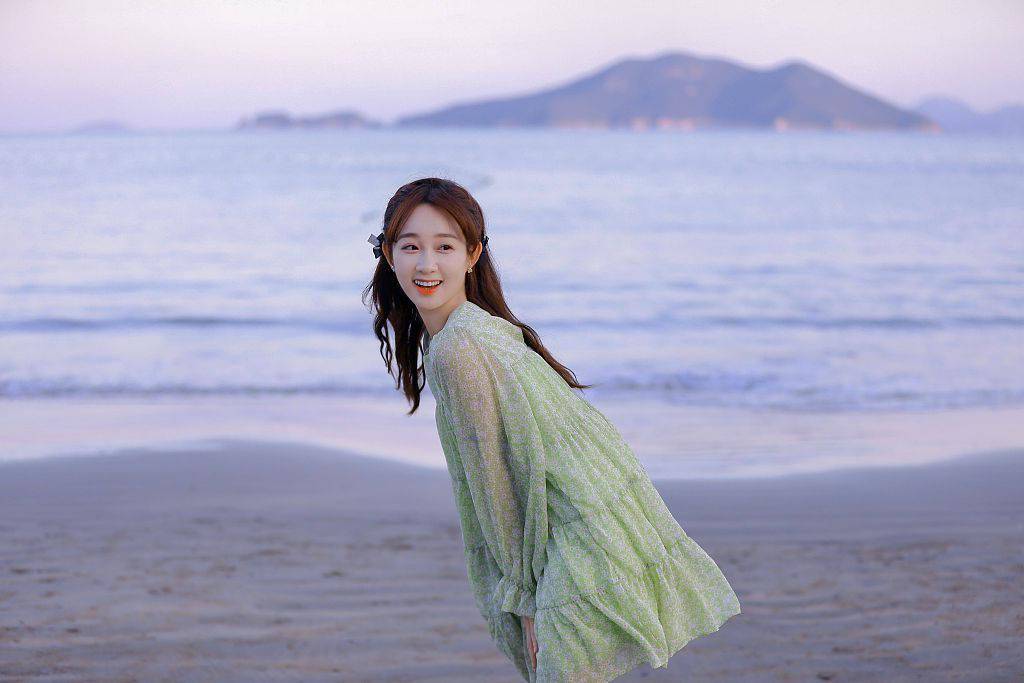 李子璇绿纱裙海边写真大片曝光 牵狗狗俏皮甜笑元气满满