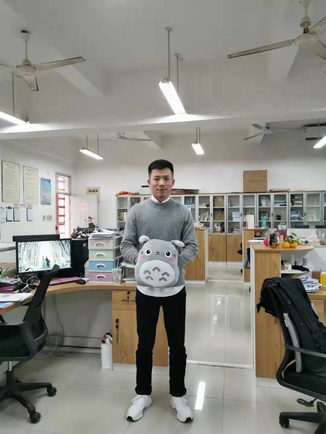 办公室抬起老师双腿 第30章桌子底下的暧昧