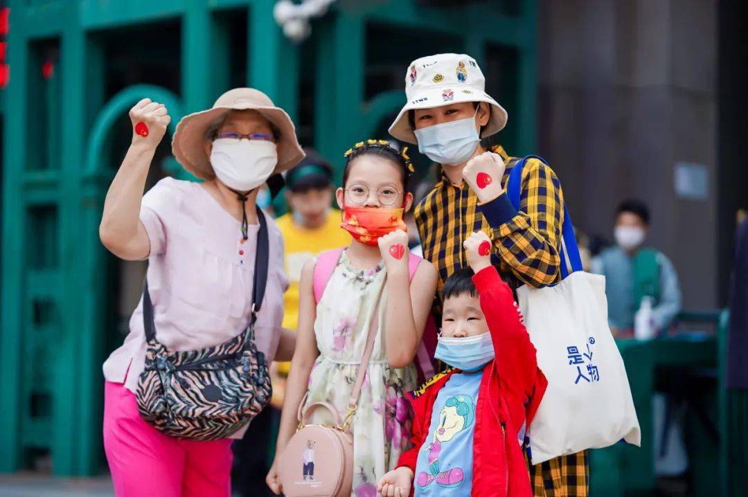 10月3日,游客在郑州建业电影小镇内游览,感受浓浓的国庆喜庆氛围.