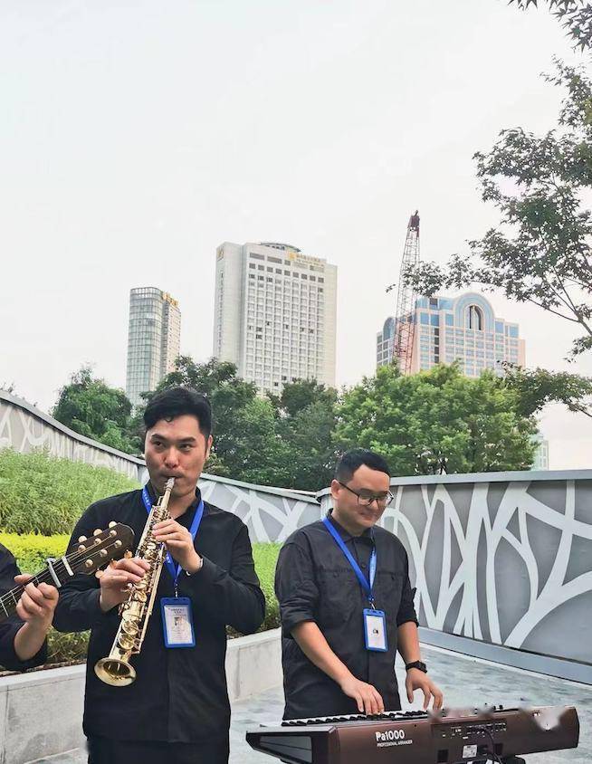七年成长路 上海街头艺人变身 城市艺人 舞台更宽 生活更好 演出