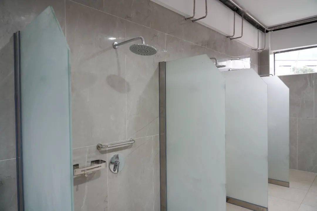 我为群众办实事职工代表巡查钢后浴室