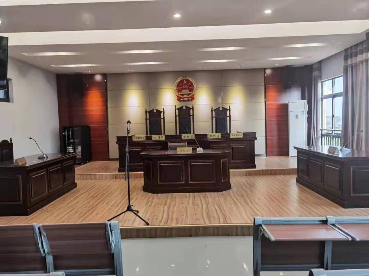 该模拟法庭设有审判长,陪审员,原告,被告,委托代理人等标识牌与座位