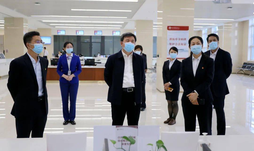 10月8日,市委常委,常务副市长张贵宝一行,到保定市民服务中心就12345"