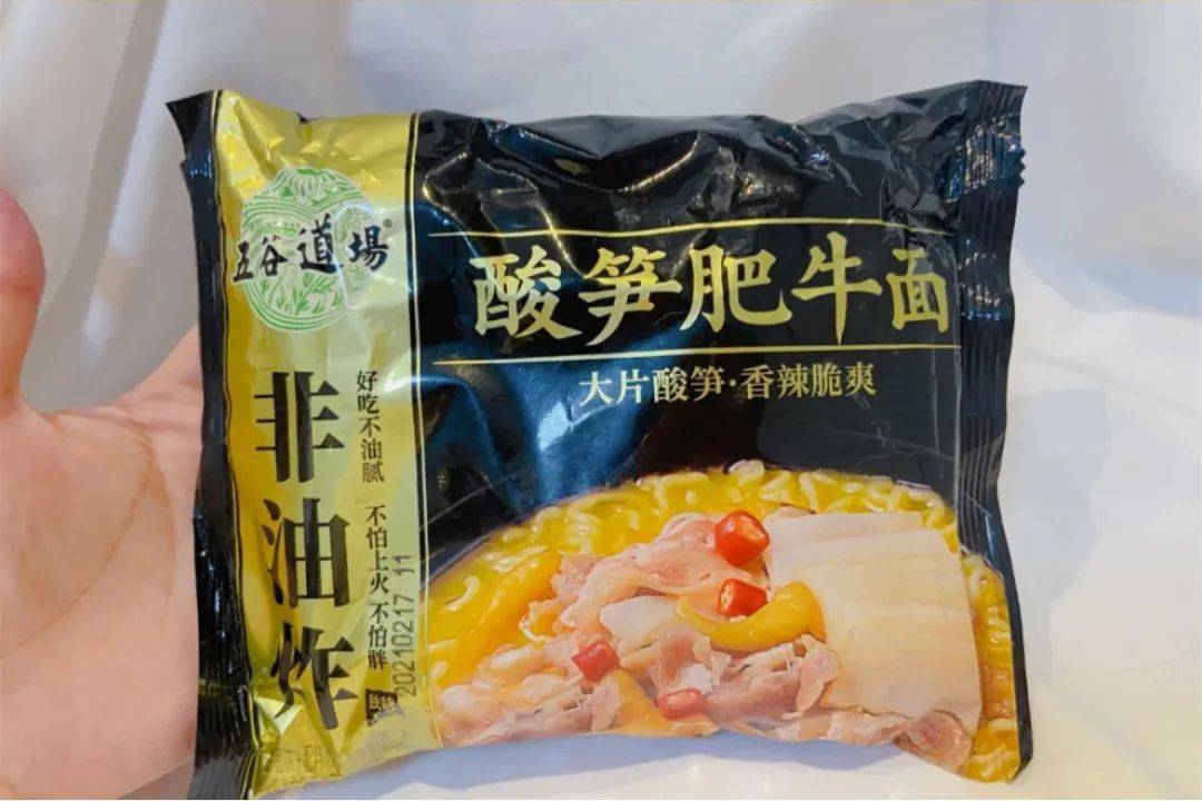 via:小红书@大碗泡面终结者汤底是微微的辣,主角酸笋真的是好评,口感