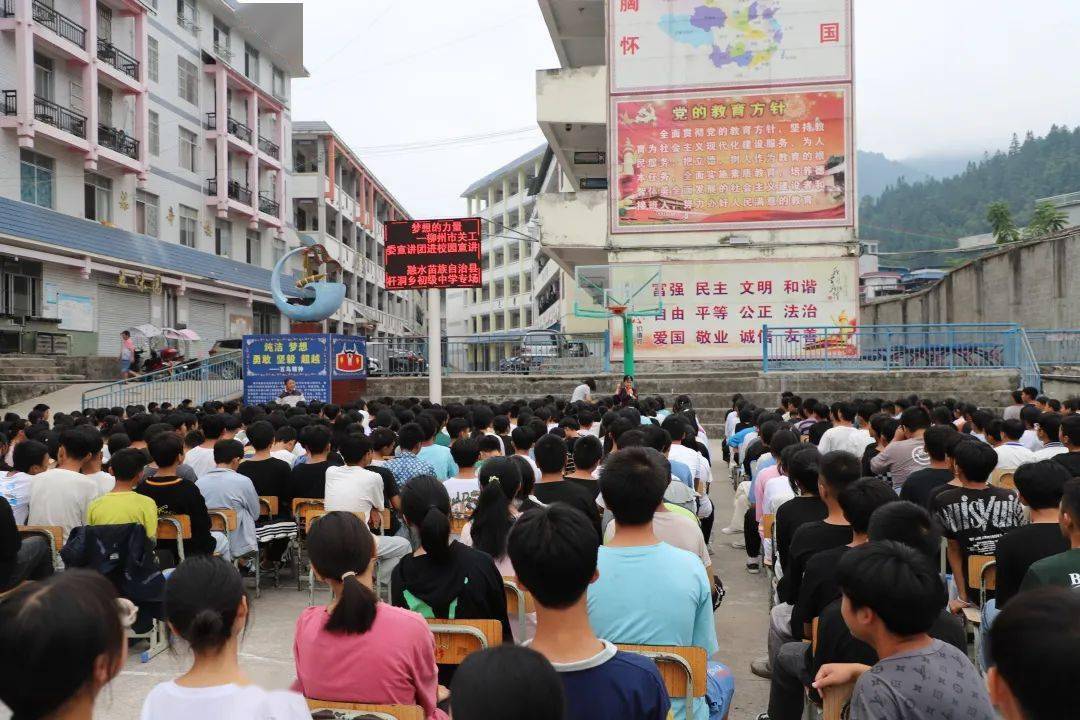 沿着弯曲的山路,分别到融水县安太乡中心小学和安太乡中学,洞头镇中