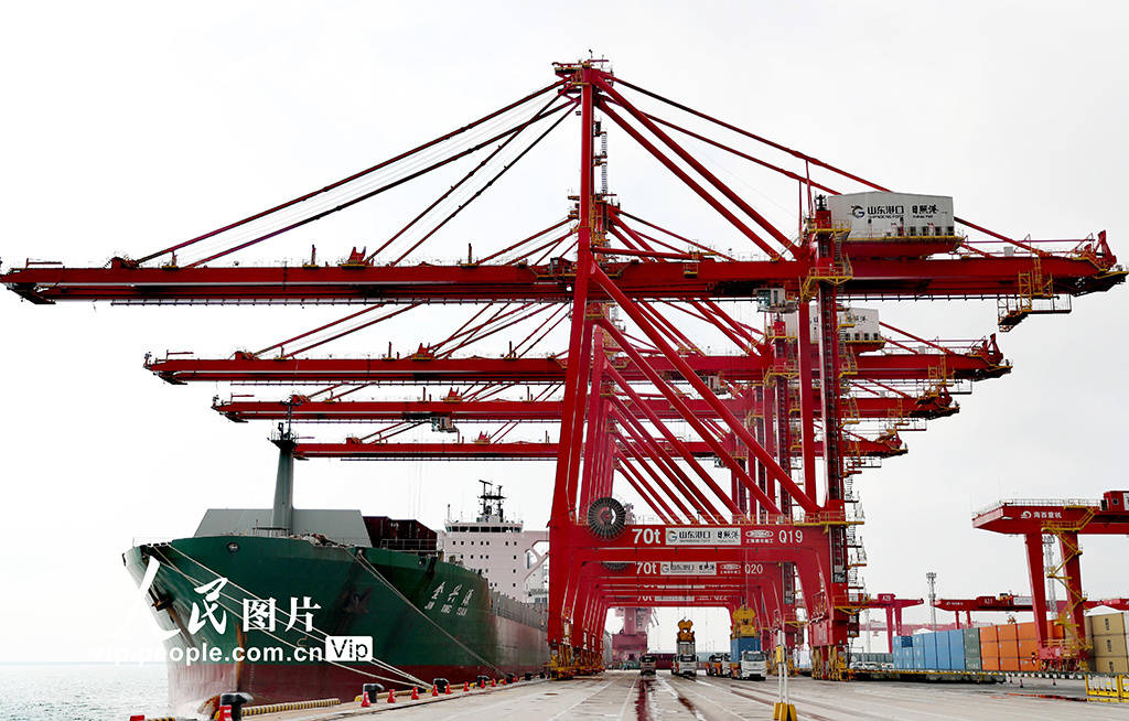 山东日照全球首个顺岸开放式全自动化集装箱码头投产运营