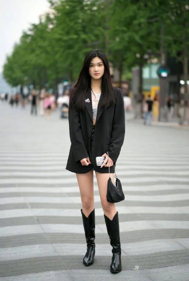 最后需要提醒大家一下的是, 脚大的女生尽量不要选择v型长靴