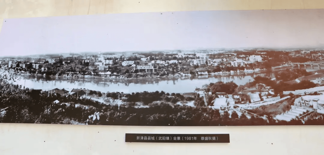 新津全景图还原了上世纪的南江社区墙上挂着7张珍贵立面历史老照片在
