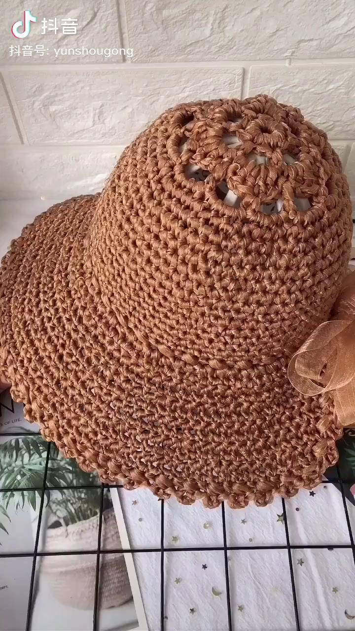 帽顶帽身的钩法翻看之前分享的镂空花朵遮阳帽教程钩就可以了