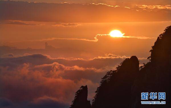 霞光|安徽黄山：秋日云海披霞光