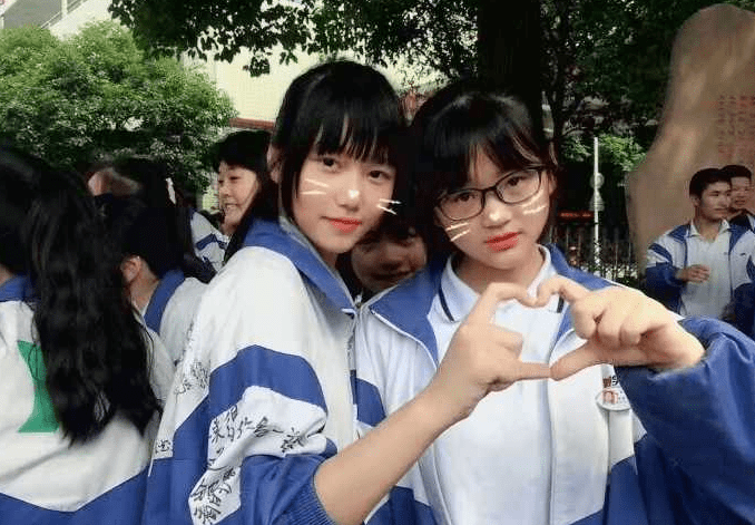高中容易早恋的女生颜值高不算啥第二种成为班级团宠