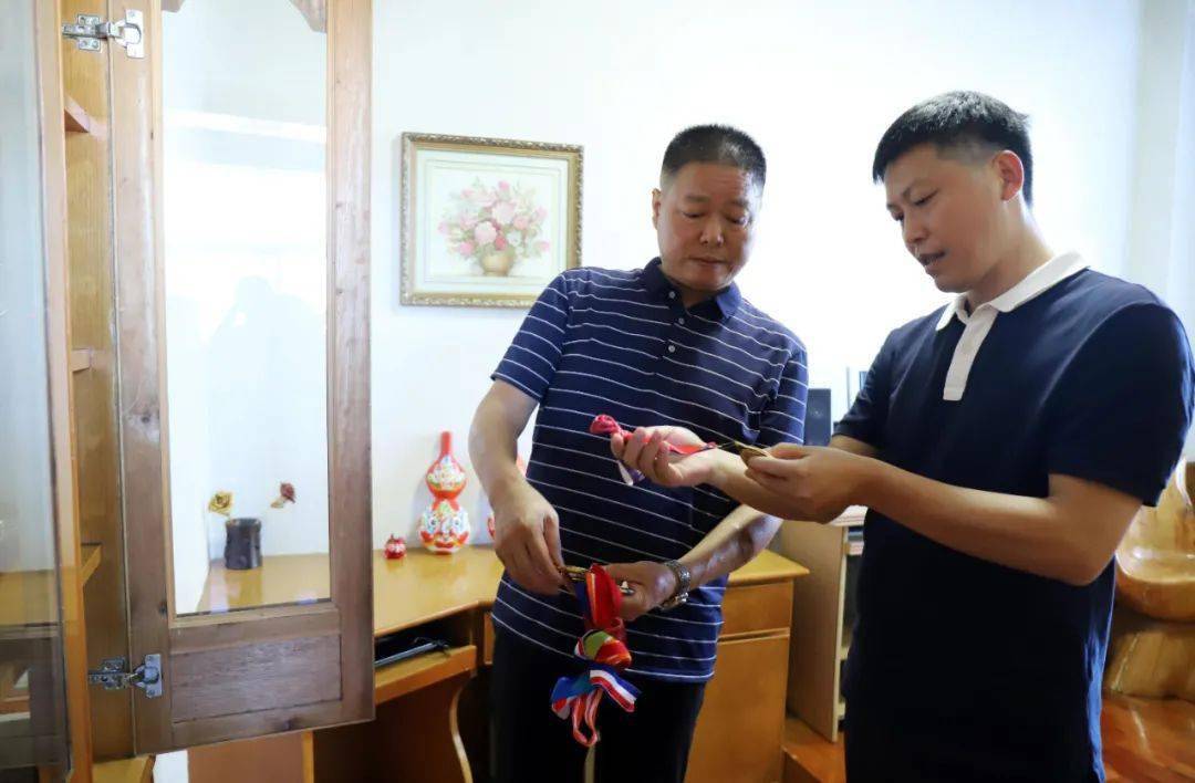 陈显卿书记看望慰问世界冠军家人