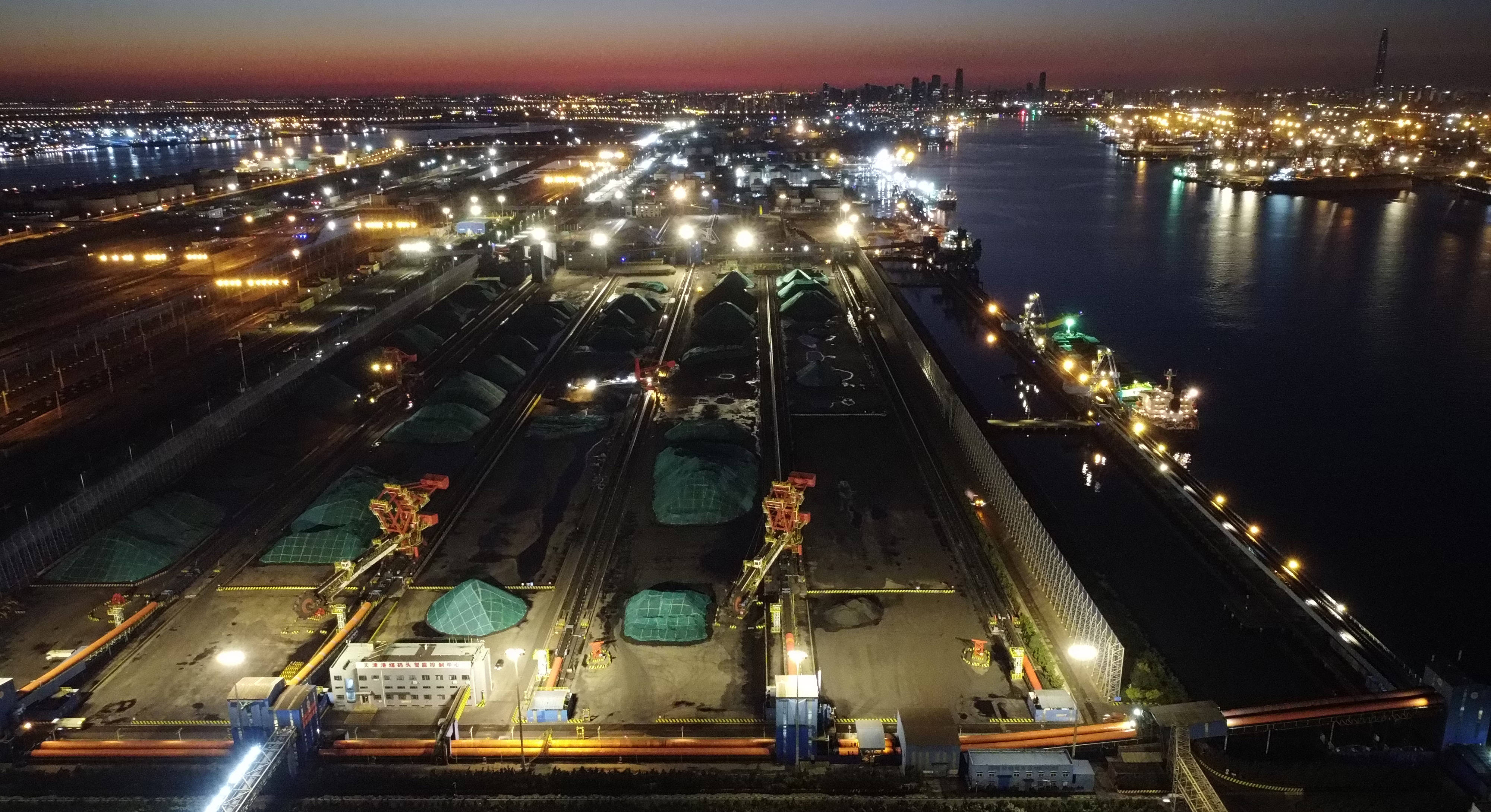 灯火通明 装运繁忙——夜访天津港煤码头