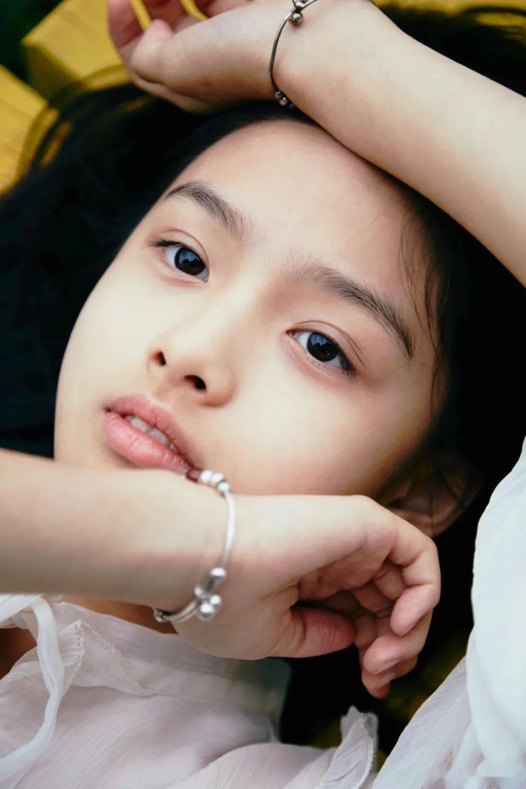 原创seekforu艾米水灵的长津湖红围巾女孩