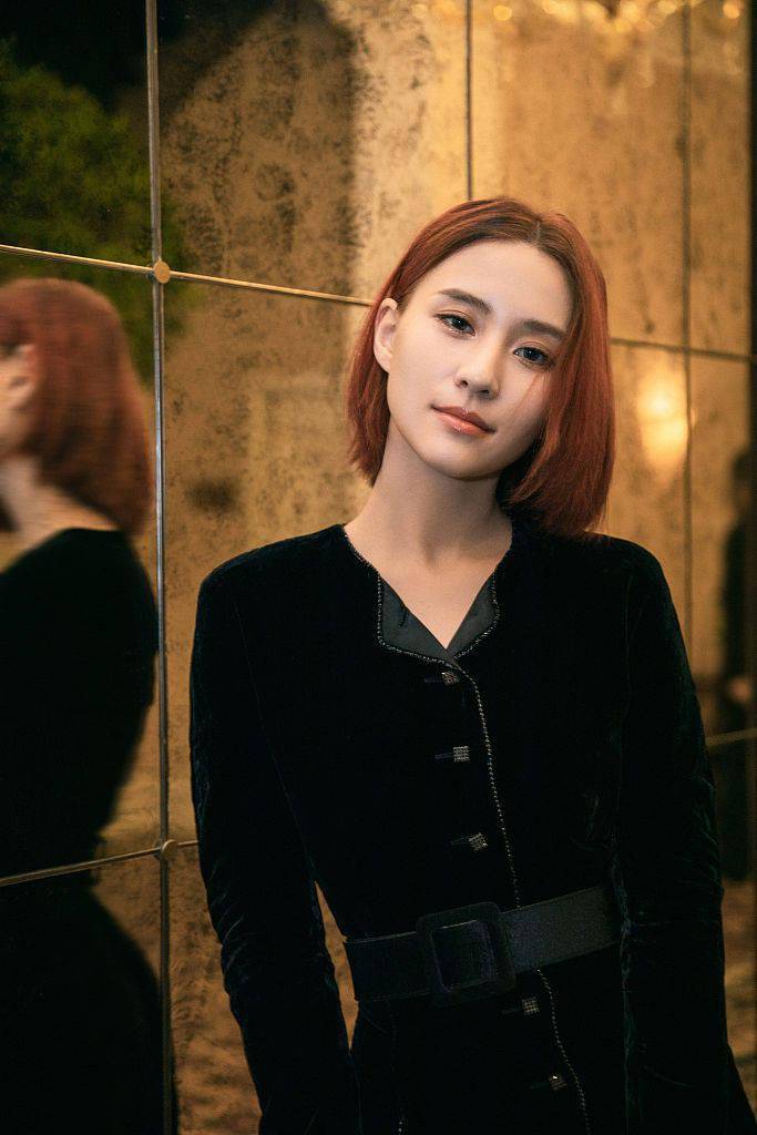 阿玛尼 何超莲着绒面开叉长裙美艳大气 于复古摩登氛围下展现优越身段