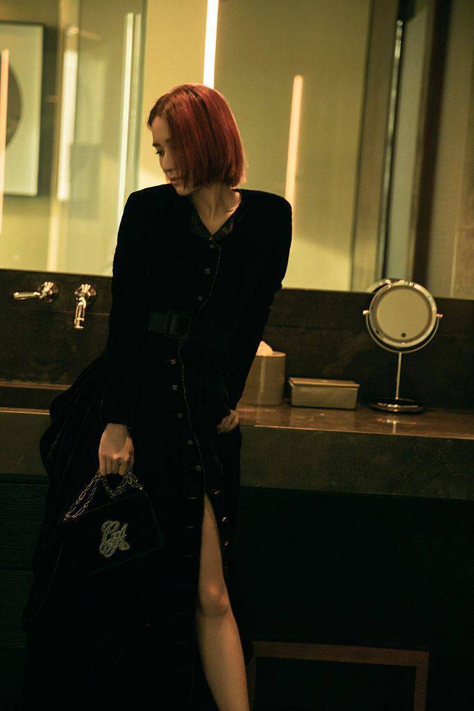 阿玛尼 何超莲着绒面开叉长裙美艳大气 于复古摩登氛围下展现优越身段