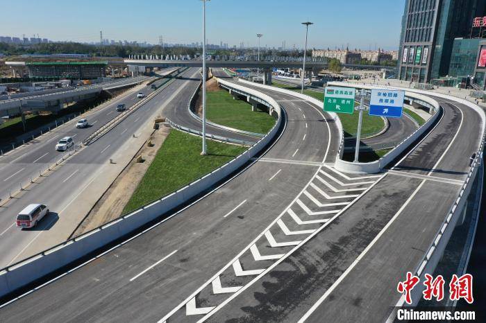 通燕高速燕郊出口立交枢纽通车进京时间大幅缩短