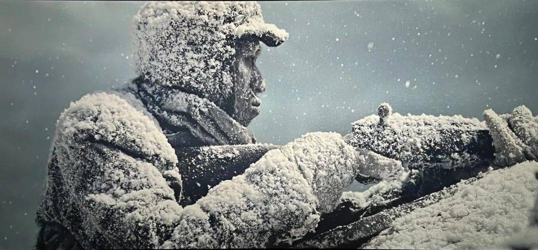 影片深度还原了抗美援朝战争的惨烈场景,呈现了一幅幅不怕牺牲,奋勇