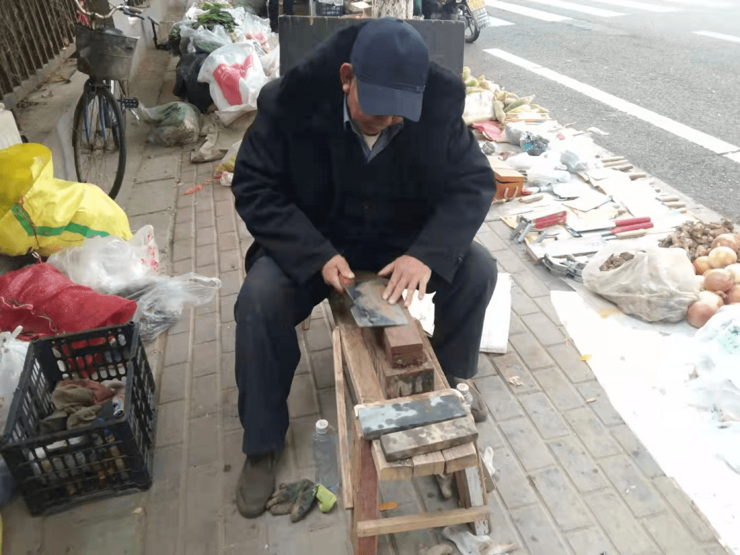 中卫七旬张老汉卖菜磨刀两不误,值得点赞!