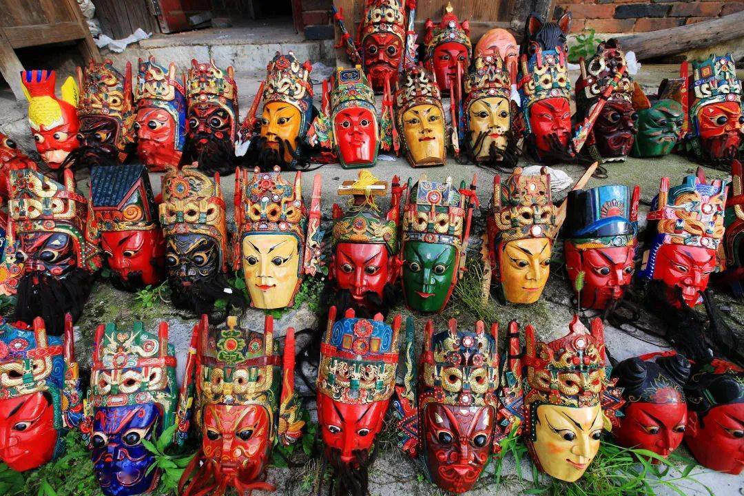 东巴纸传人李秀花在白水台祭拜完之后在水边洗涤:手工艺者的花丝镶嵌