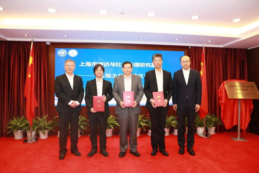 签约仪式上,陈志敏,王剑华分别为彭希哲,顾东辉,刘欣,尹晨,沈可,李煜