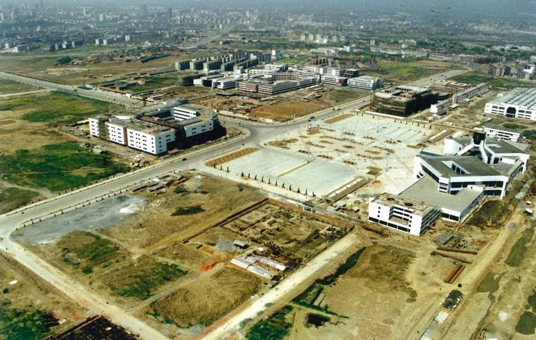 早在1992年新站区的雏形就诞生了,曾是90年代的新合肥,相当于如今"