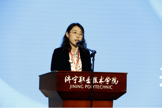 团省委青年发展部部长李小雪宣布决赛正式开幕.