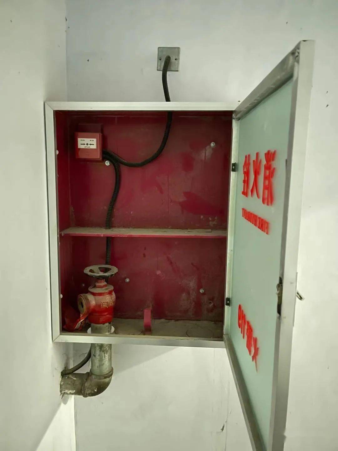 来到了凯旋城小区,该小区是一个新建小区,记者随机在几个楼道里看到