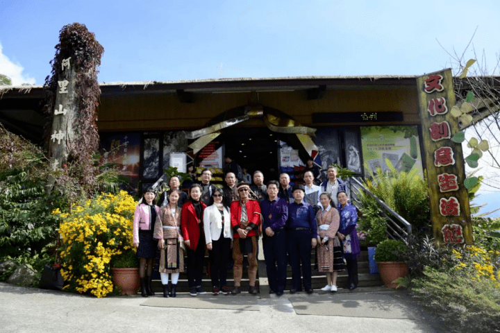 刺绣 【锦绣计划·巾帼风采】路银飞:让箐苗服饰“飞”出大山