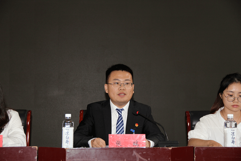 马坝镇团委书记张瑞代表中国共产主义青年团盱眙县马坝镇委员会向大会