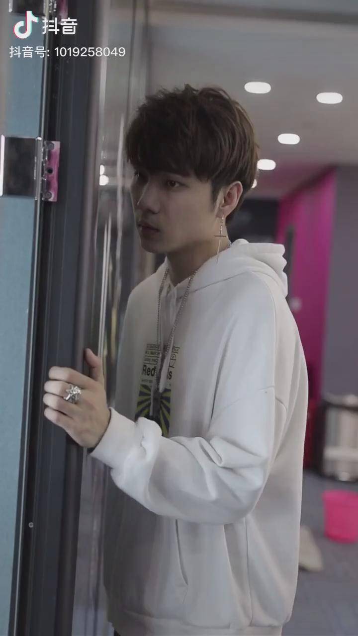 据说女孩子一看到拍照都会变脸你也是吗恋与白侍从恋与六饼恋与十四白