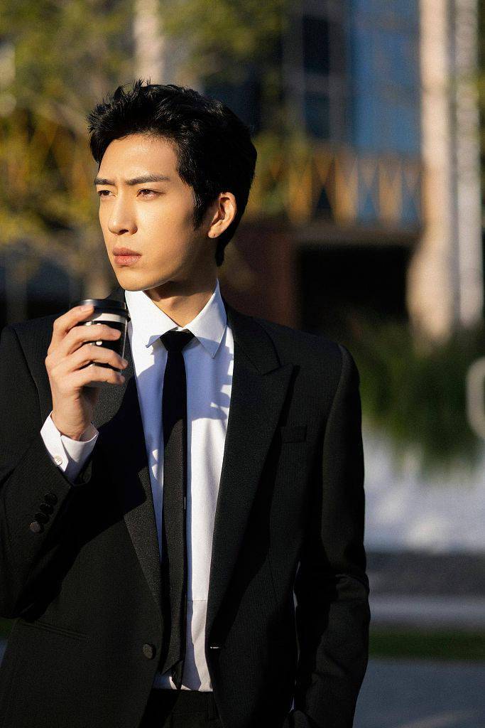 井柏然黑色西装白衬衫绅士经典 街头漫步余晖斑驳氛围感十足