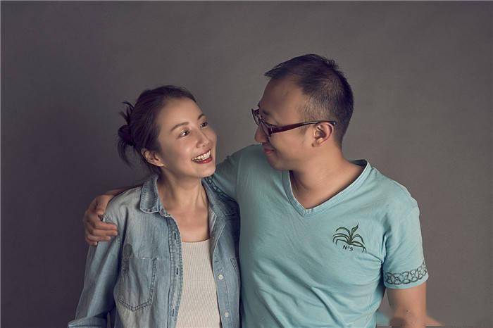 赵若虹晒照庆祝结婚九周年与老公相恋过程曝光那多自称死缠烂打
