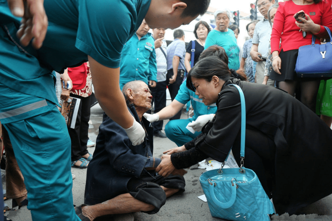 "大学生扶老人",本该具备的品质,怎么就成了热搜?