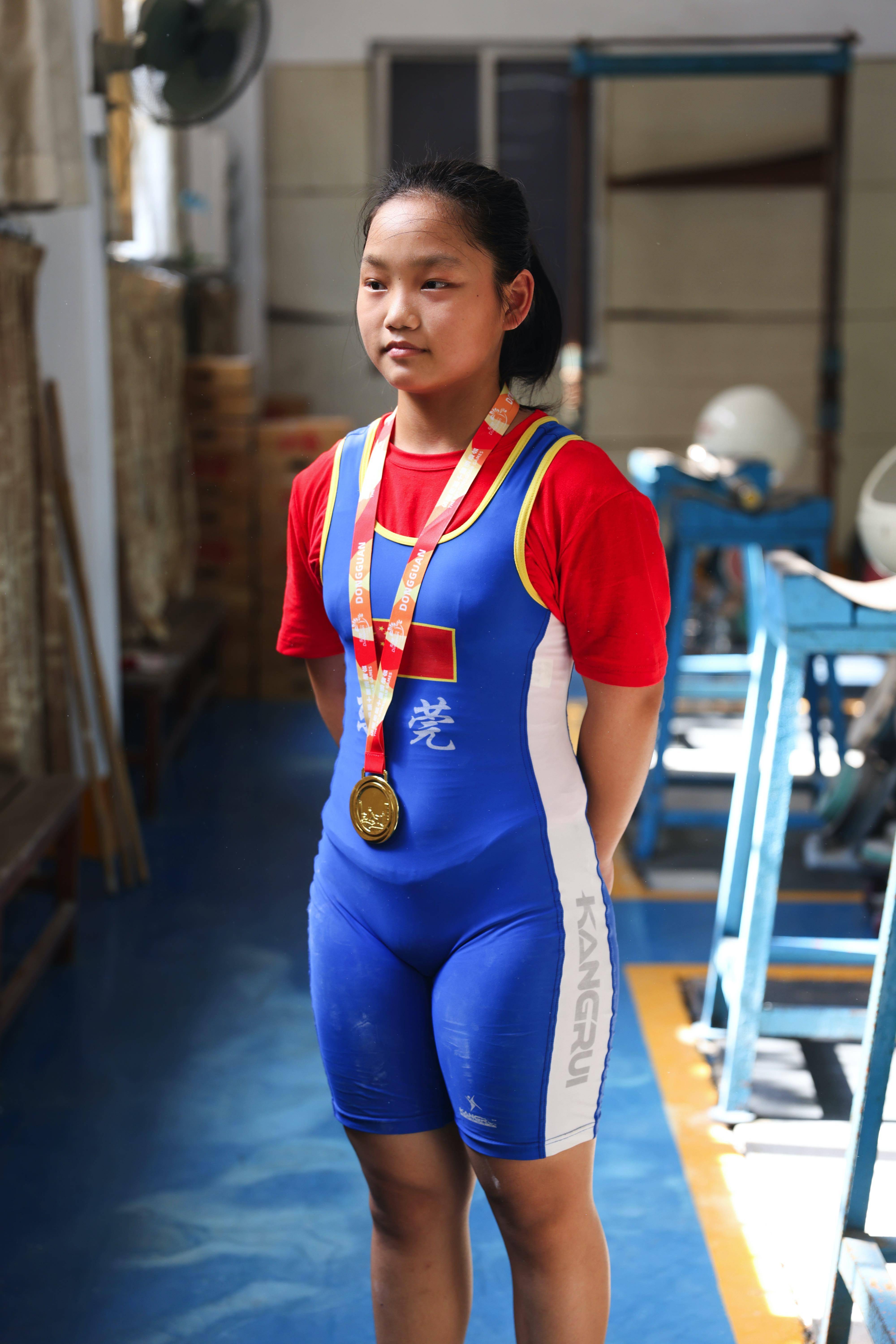 东莞石龙练举重的00后以前百里挑一现在来了就能练