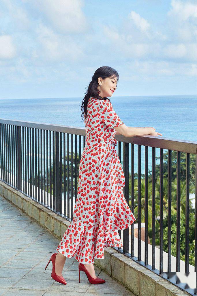 状态 赵雅芝海边度假大片释出甜美可人 穿波点红裙笑容粲然似仙女
