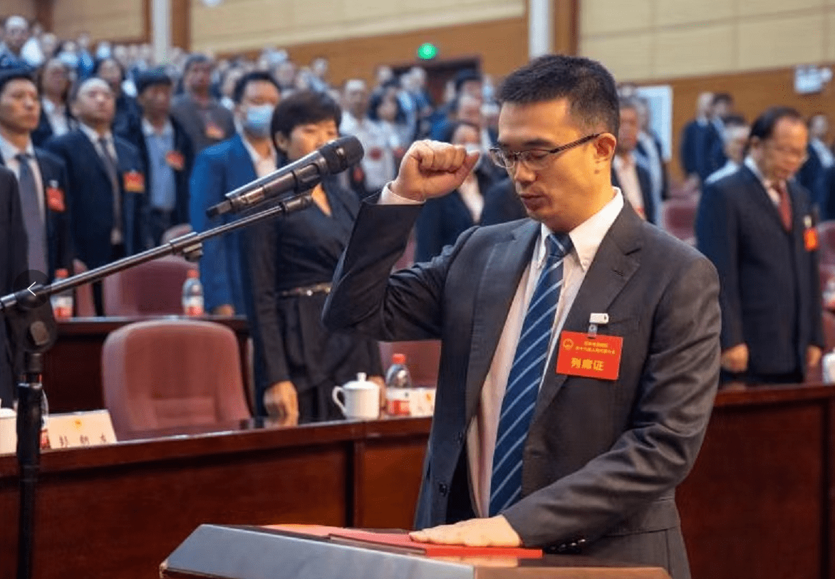 巴南区十八届人大六次会议召开贾晖当选巴南区人民政府区长