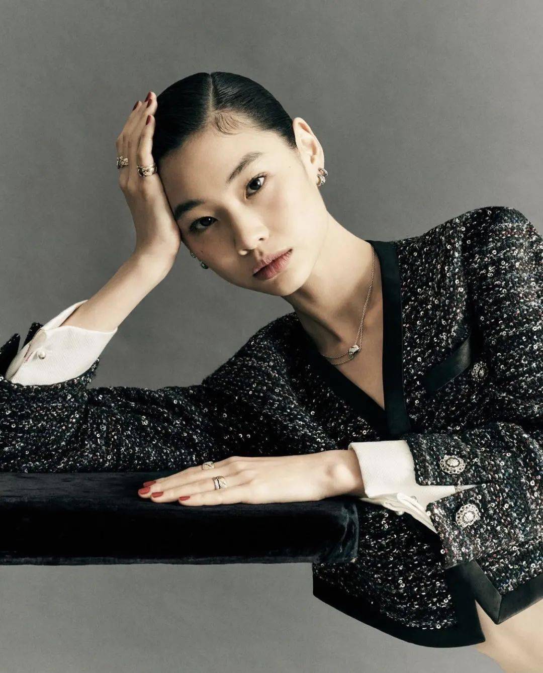 一夜爆红ins涨千万粉,超模出生《鱿鱼游戏》女主郑浩妍的时尚服装财富